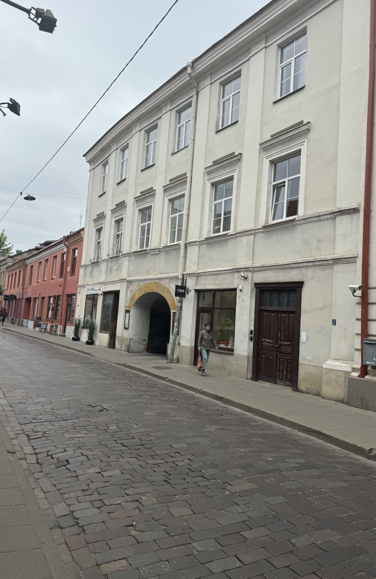Aš kraustosi į kitą šalį. Parduodu savo verslą.