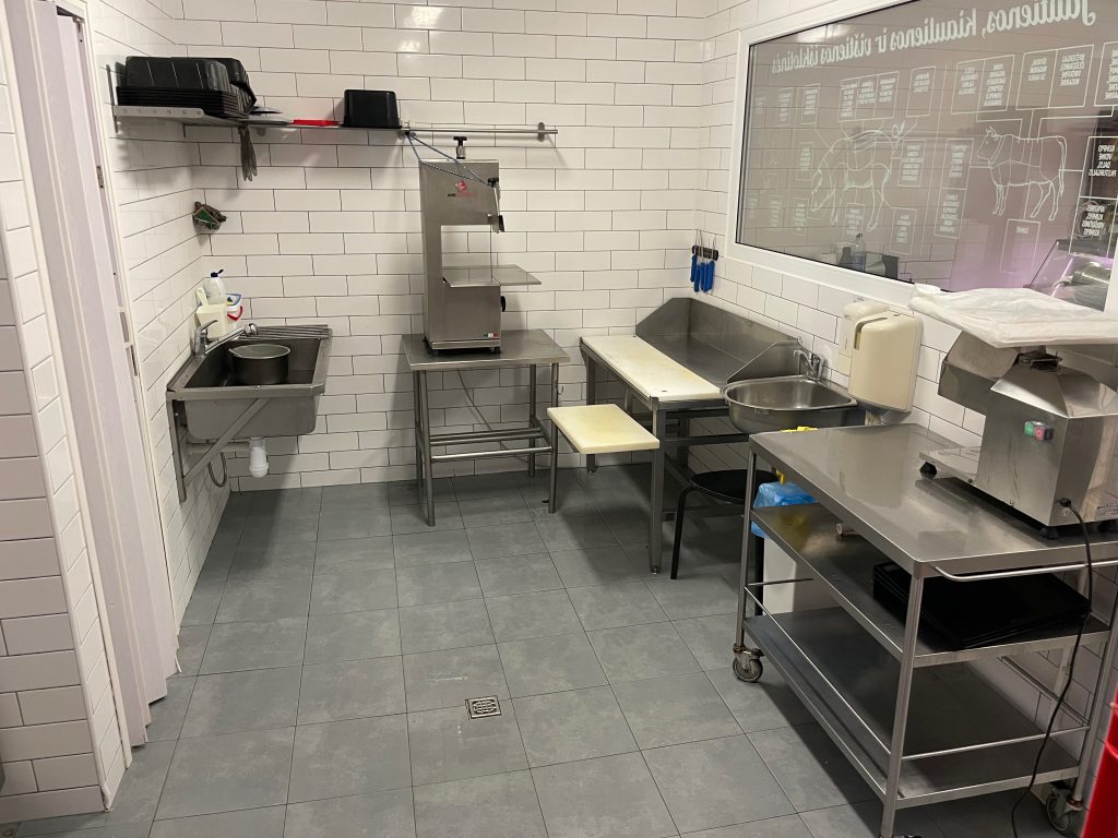 Parduodama išvystyta, pelninai veikianti mėsinė/sveiko maisto parduotuvė Gargžduose