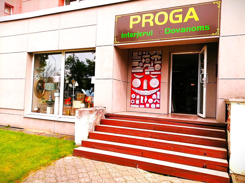 Parduodama parduotuvė su prekėmis
