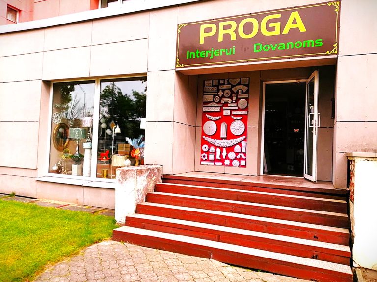 Parduodama parduotuvė su prekėmis