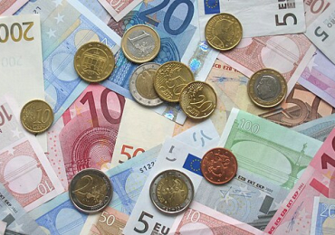 Imu paskolas su fiksuotomis 20% palūkanomis.