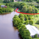 Parduodamas sklypas vandens pakrantėje su pastatu ir mišku šalia Vilniaus